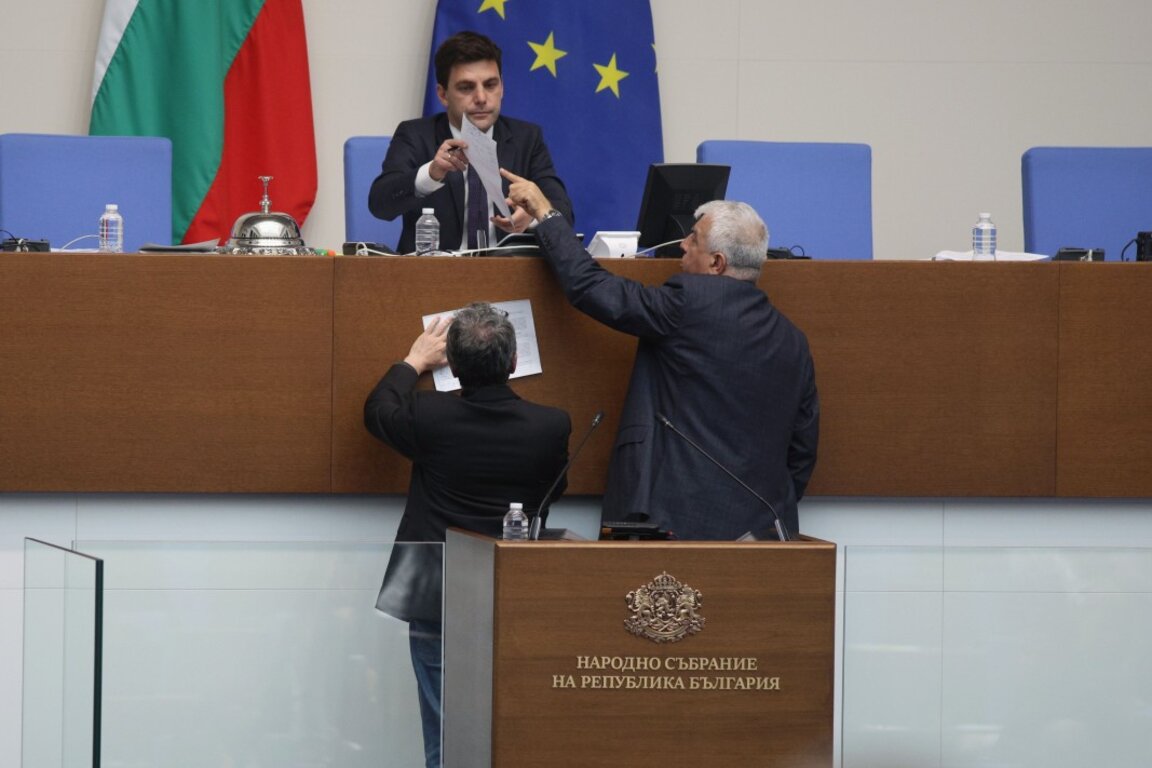 Заседание на Народното събрание - София, 28 септември 2023
На снимката - Никола Минчев, Тошко Йорданов и Румен Гечев