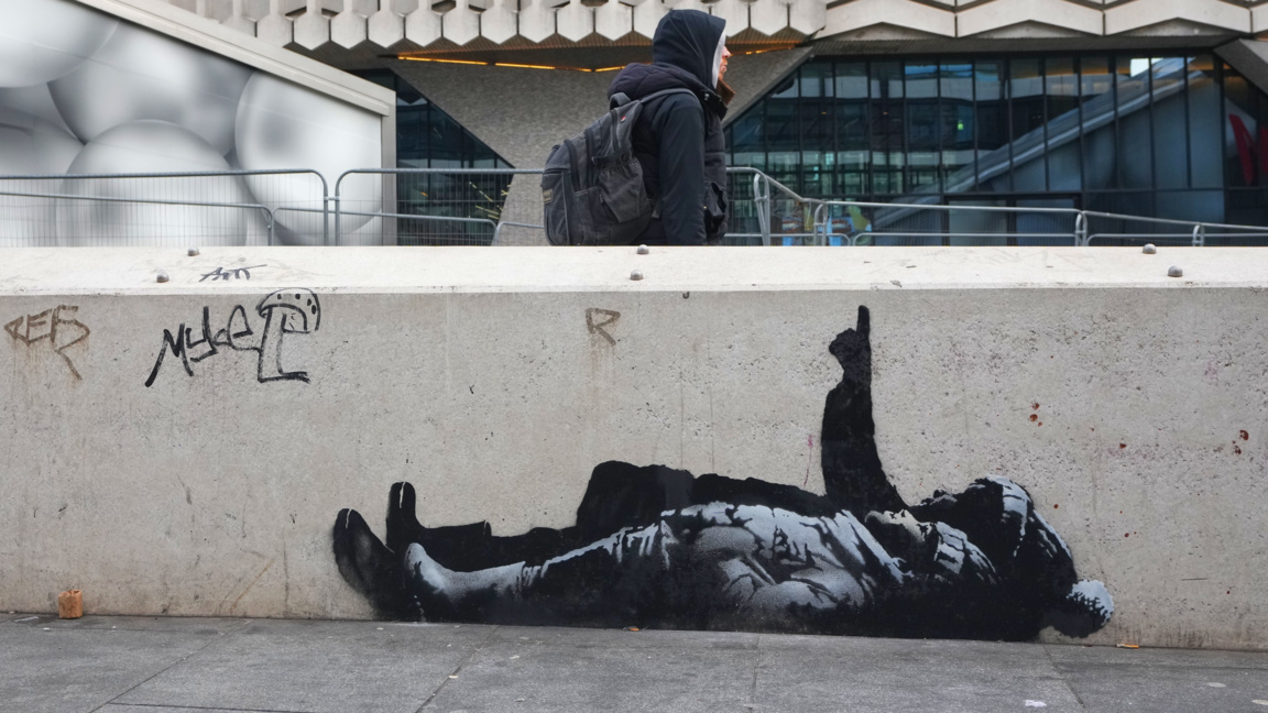 Неуловимият Банкси с два идентични графита в Лондон