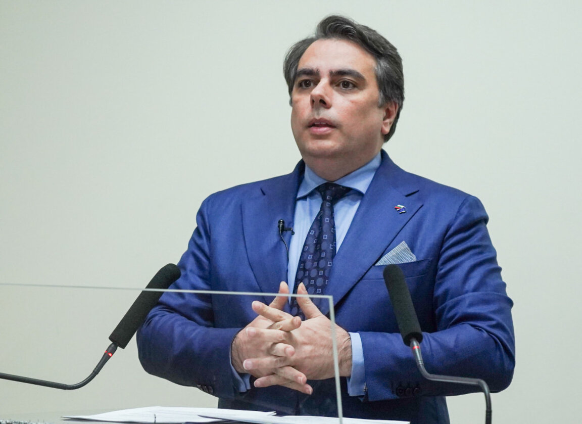 Асен Василев.