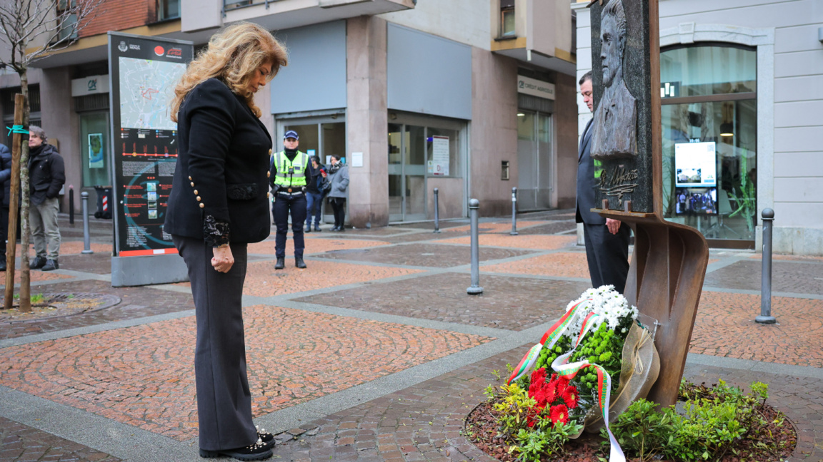 Илияна Йотова пред барелефа на Левски в Монца