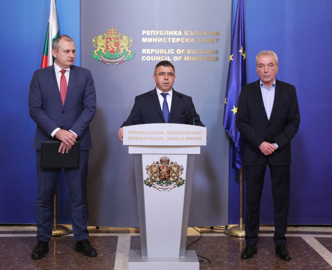 Министърът на вътрешните работи Атанас Илков (в центъра), министърът на иновациите и растежа Росен Карадимов (вдясно) и министърът на електронното управление Валентин Мундров (вляво) на брифинг за подготовката на изборите - 9 октомври 2024 г.