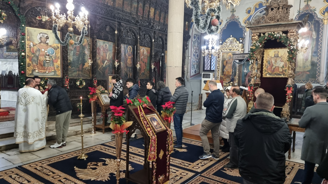 Вярващи изпълниха катедралния храм "Успение Богородично" в Пазарджик