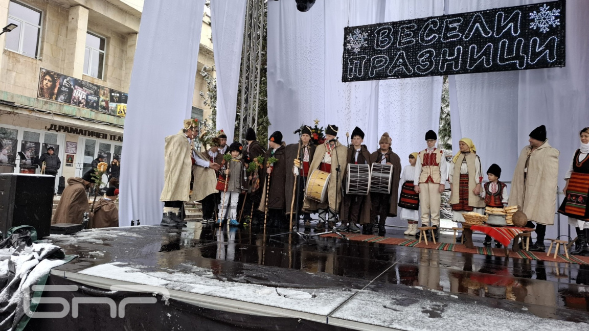 Коледарско шествие в Ловеч ...