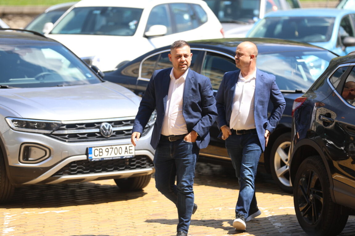 Ахмед Вранчев (вляво) е председател на общинската организация на ДПС в Гърмен