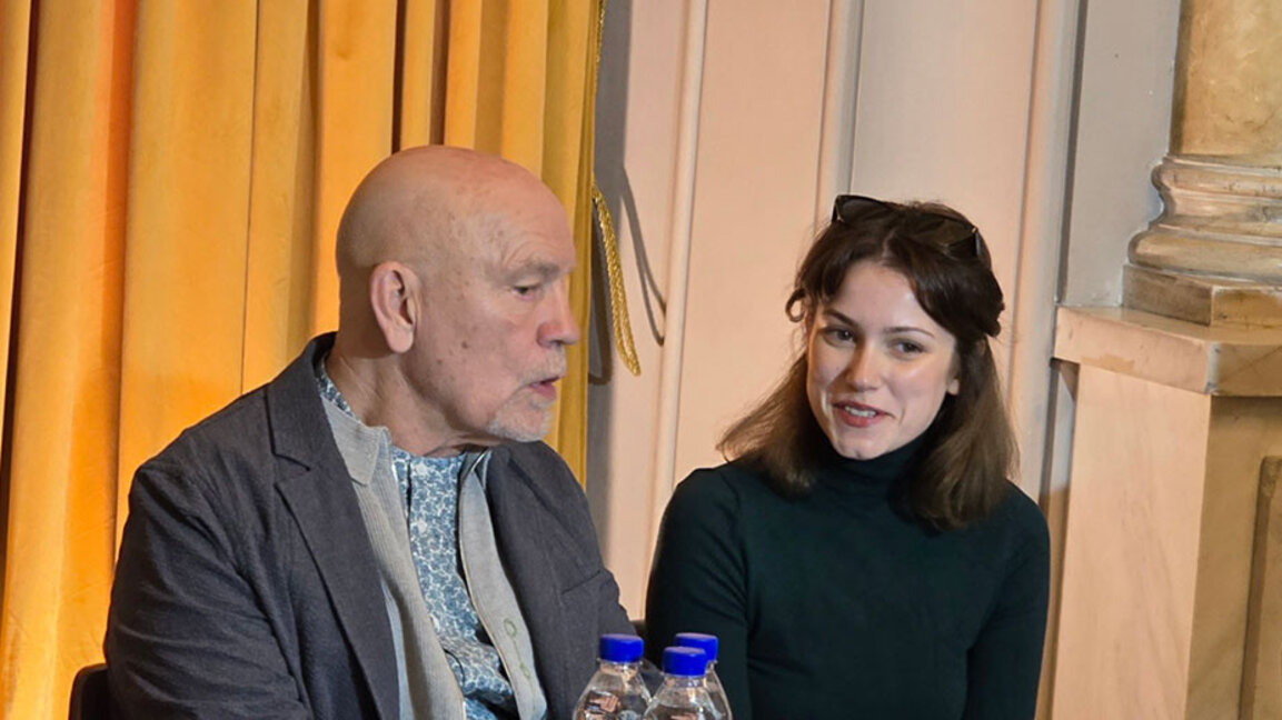 "Оръжията и човекът" според Джон Малкович