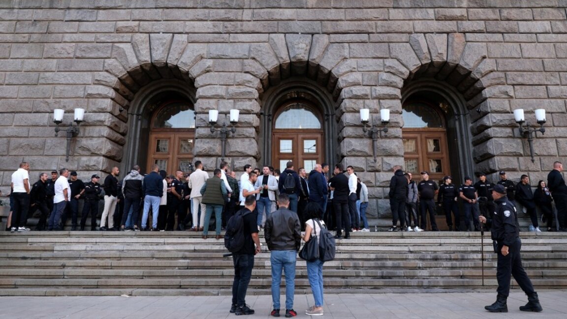 ЦИК заседава по казусите с ДПС и БСП