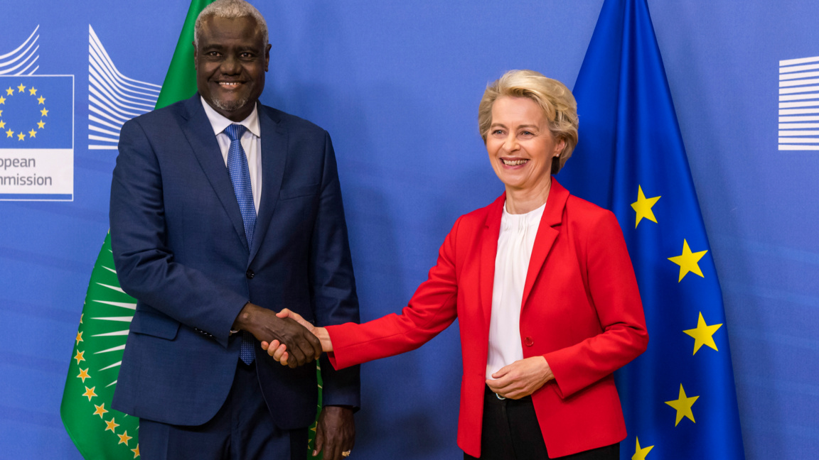 Председателят на Комисията на Африканския съюз Муса Факи и председателката на Европейската комисия Урсула фон дер Лайен в Брюксел, 28 ноември 2022 г.