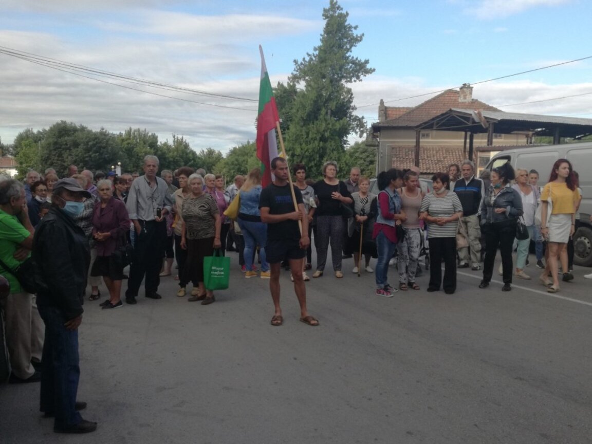 Протест срещу безводието в павликенското с. Караисен