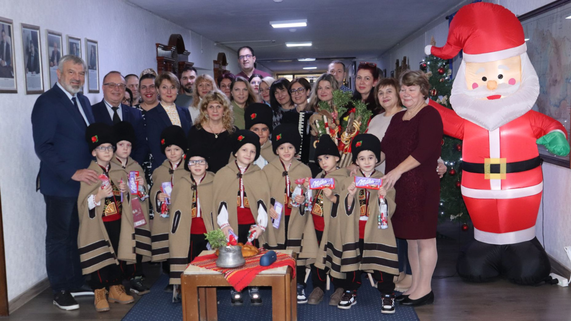 Коледари от ДГ „Иглика“ наричаха за здраве