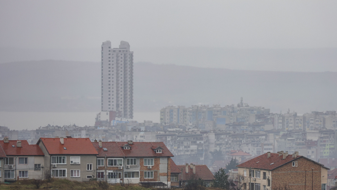 Остава облачно с кратки валежи, по Цветн...