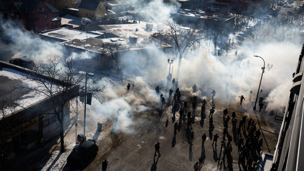 Федерални агенти използват сълзотворен газ, за да разпръснат протестиращи до кръстовището на 27-ма улица и авеню Николет в Минеаполис, след като федерален служител простреля и уби 37-годишния Алекс Прети, 24 януари 2026 г.