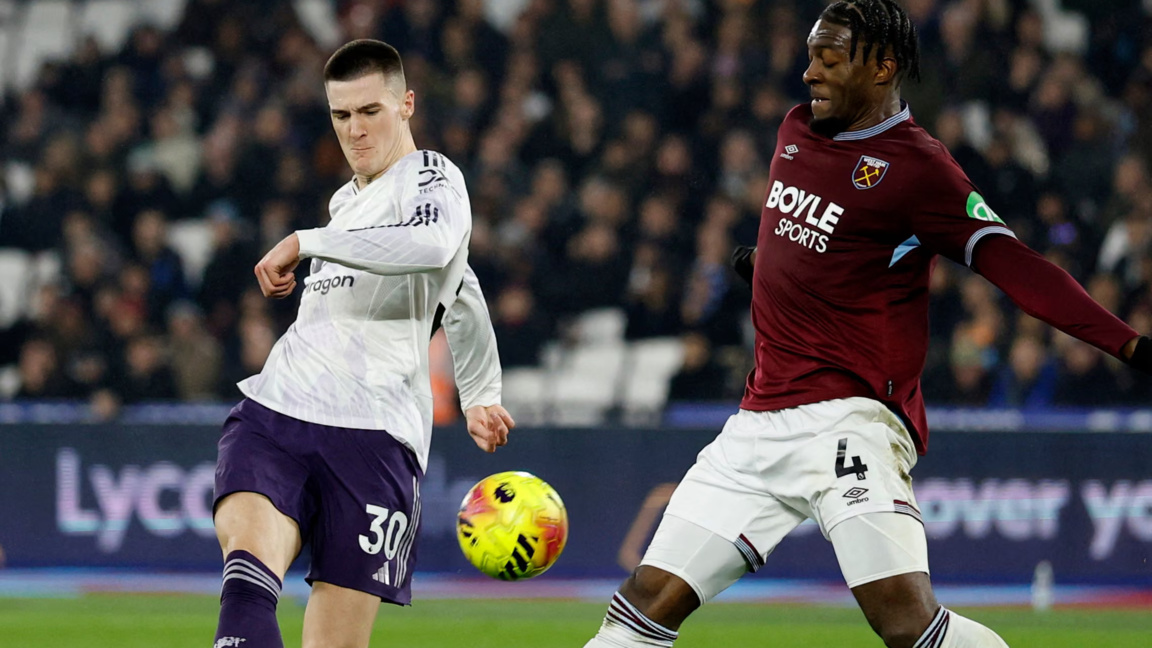 Манчестър Юнайтед се спаси в края срещу ...