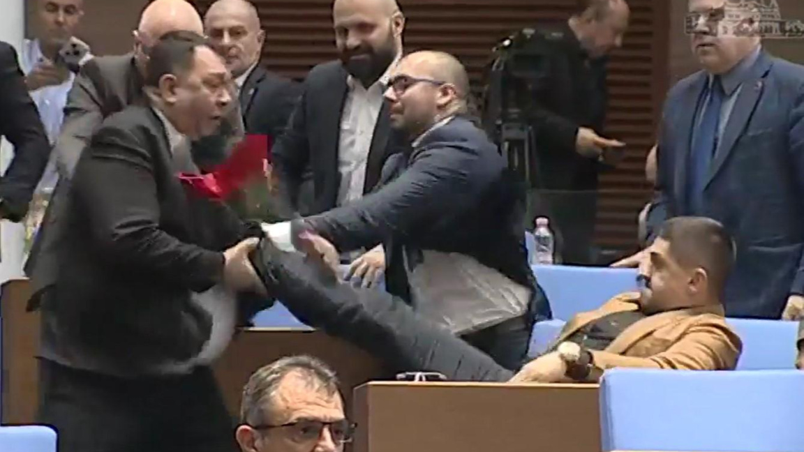 Бой в парламента между Радостин Василев и Гюнай Далоолу