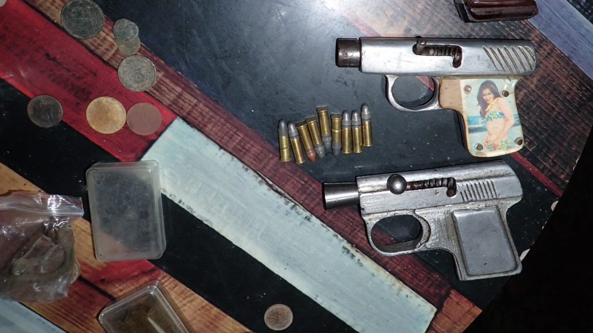 Иззеха антики, незаконни оръжия и нелегален алкохол