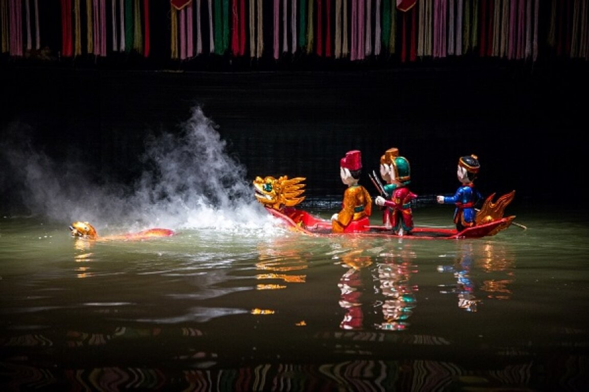 На вълните на водния куклен театър и в галерия "Пастелко"