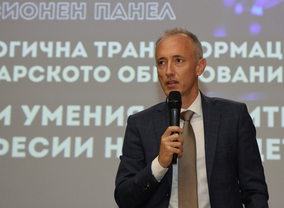 Министърът на образованието Красимир Вълчев на форума на Общините в Албена-  12 октомври 2025 г.