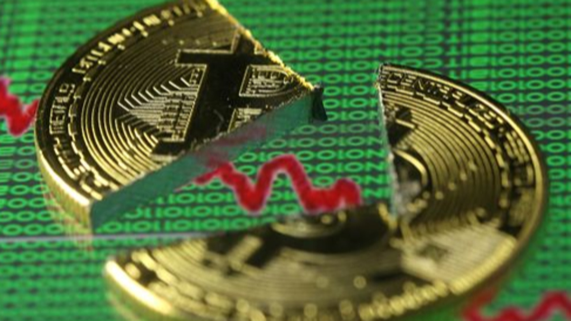 Биткойнът поевтиня, достигайки най-ниско...