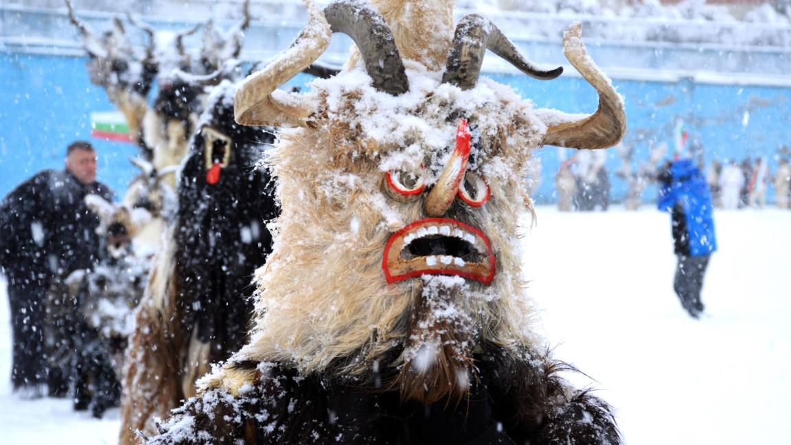 Жива магия и традиции на фестивала на кукерските игри в Симитли