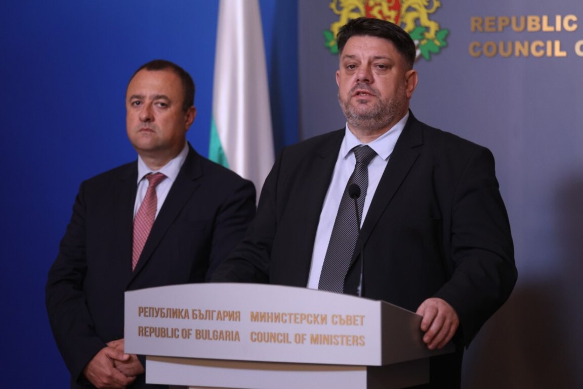 Вицепремиерът Атанас Зафиров (вдясно) и министърът на регионалното развитие и благоустройството Иван Иванов на брифинга в МС след заседанието на Националния борд по водите - 24 септември 2025 г.