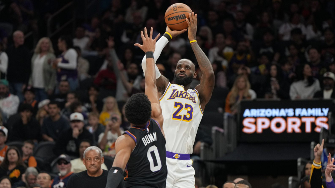 Леброн завърши с 26 точки за победата срещу Финикс.