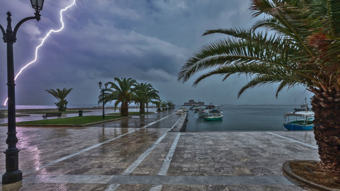 Буря връхлетя Гърция, един човек е загин...