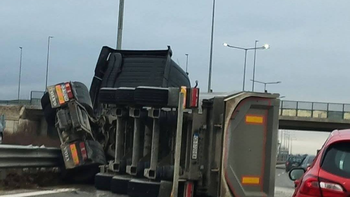 Камион се обърна на Северната тангента, образувало се е километрично задръстване