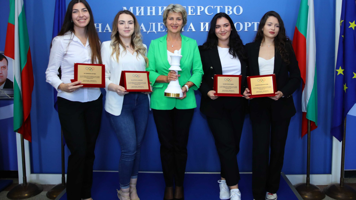 Пет победи за българските шахматистки на...