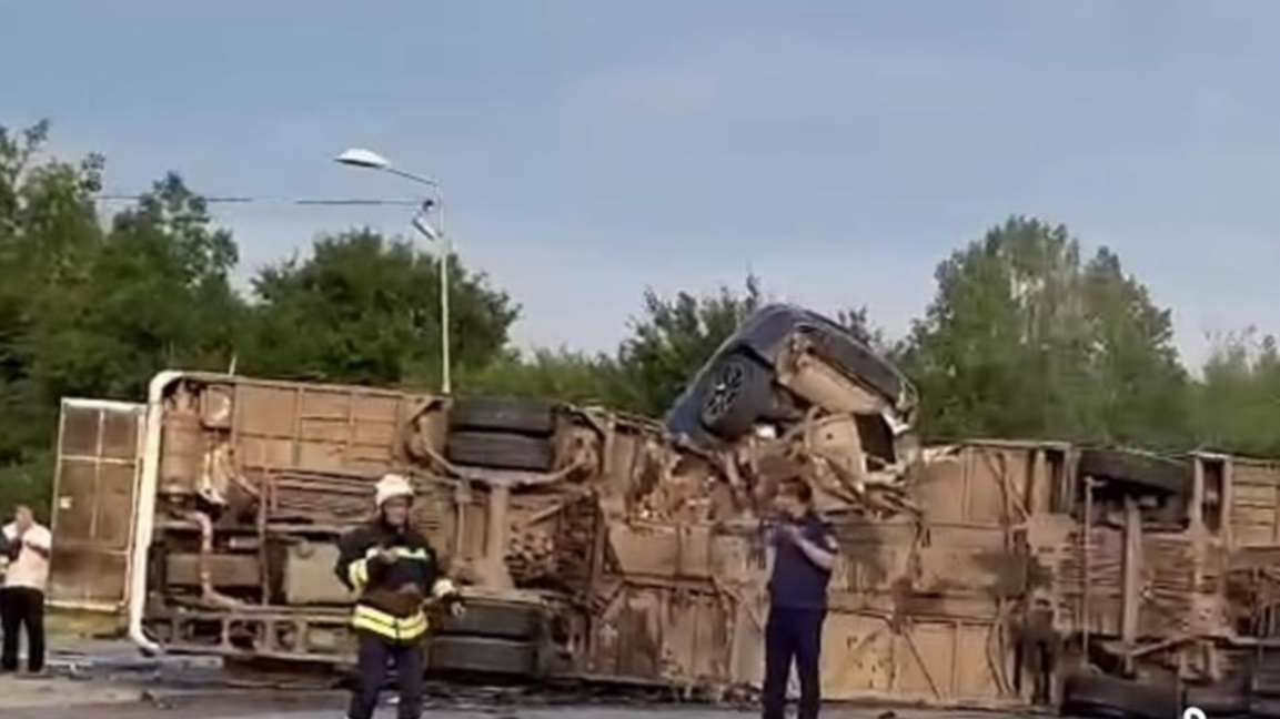 Тежка катастрофа в София между автобус и...