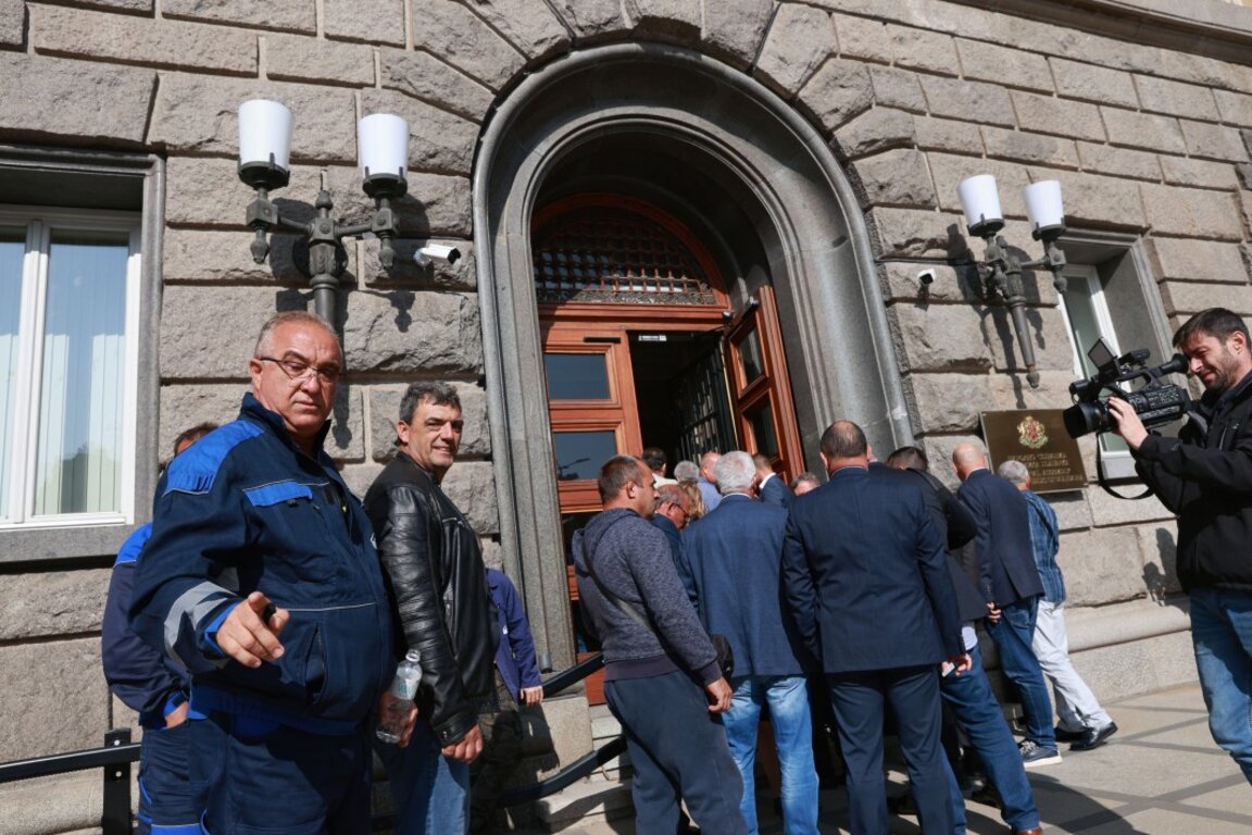С напрежение започна срещата в НС на миньори и енергетици с депутатите