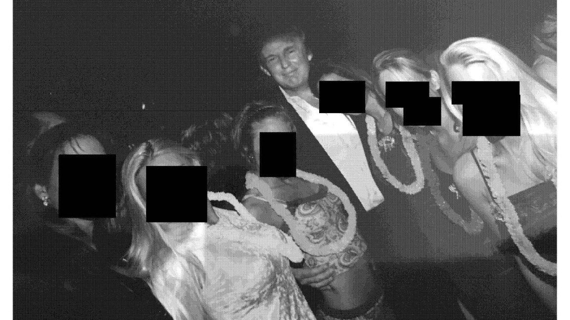 Публикуваха нови скандални снимки от досиетата на Джефри Епстийн