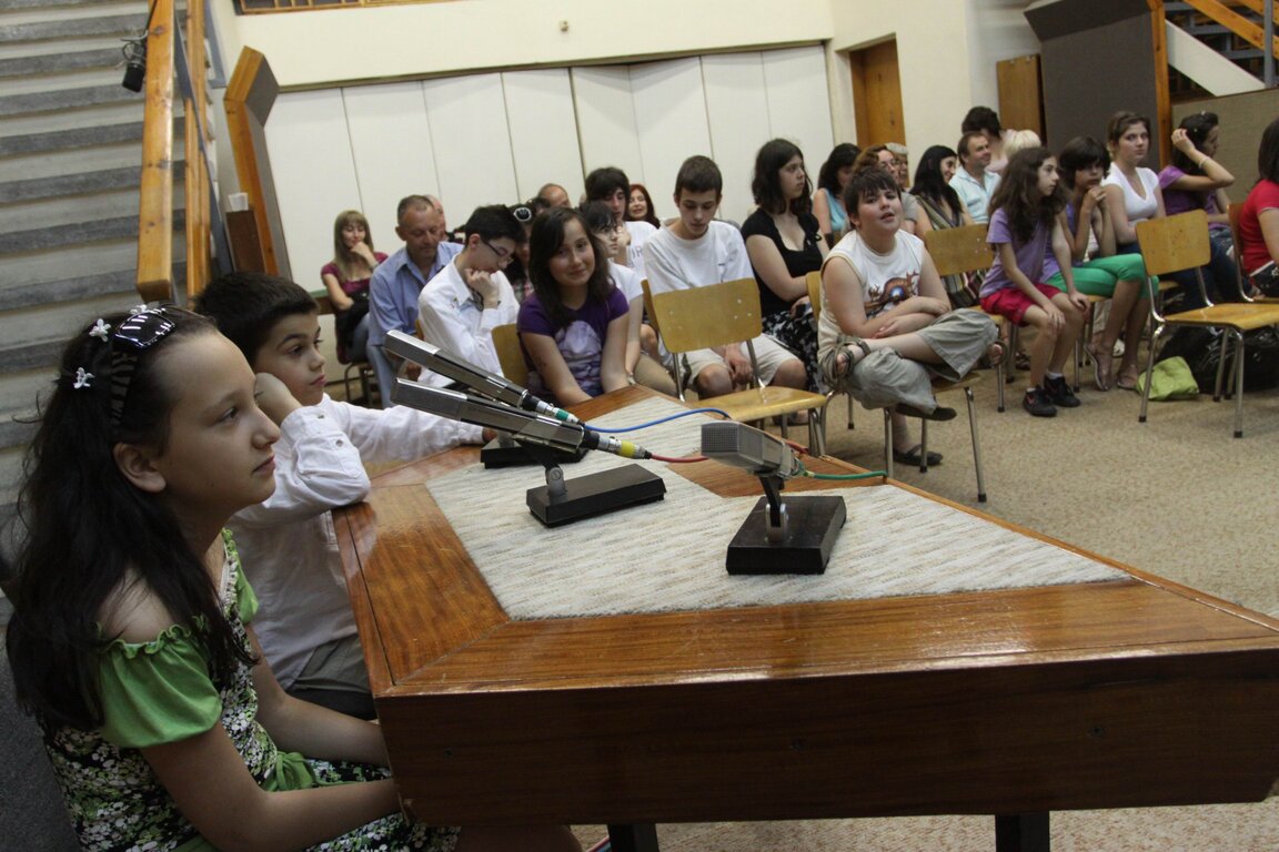 Кои са наградените в „Искри“?