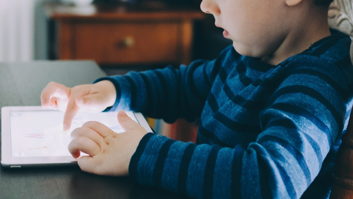 Дете  с таблет