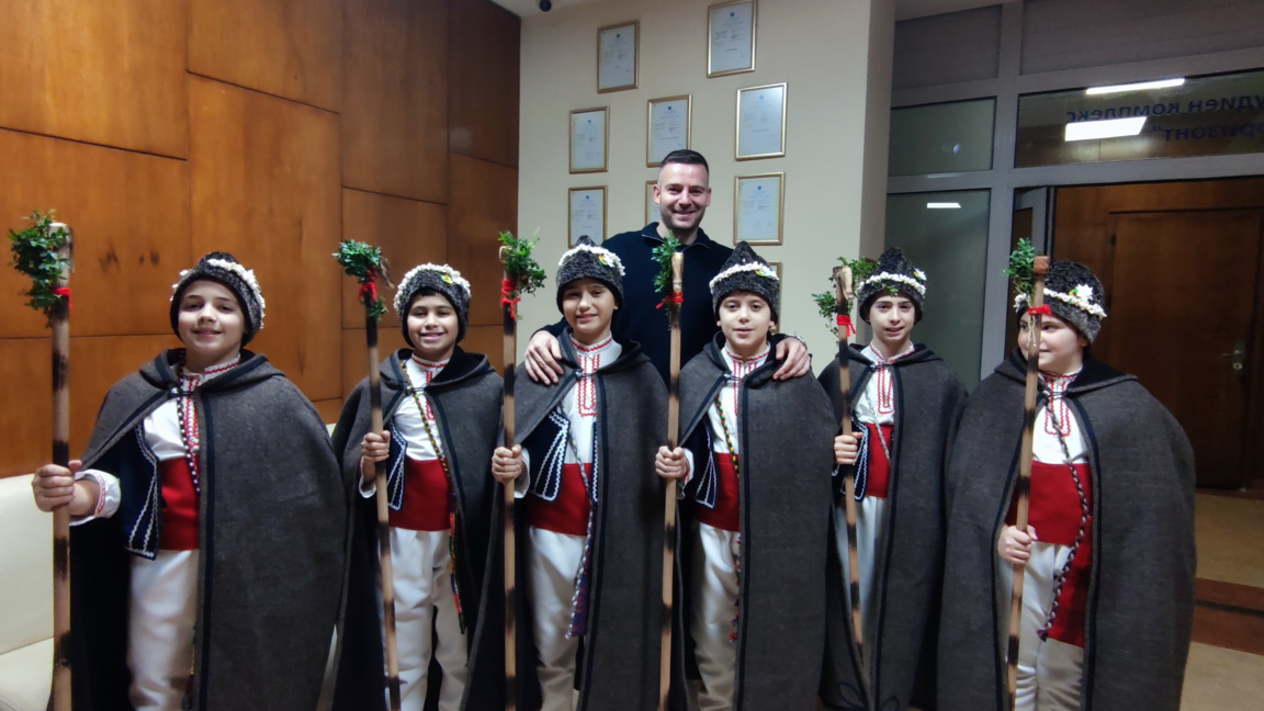 Деца коледари поздравиха слушателите и р...