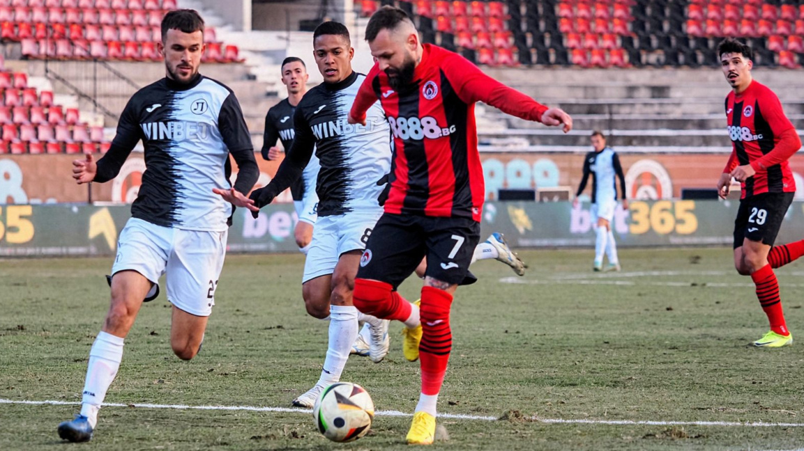 "Железничарското" дерби открива 28-ия кр...