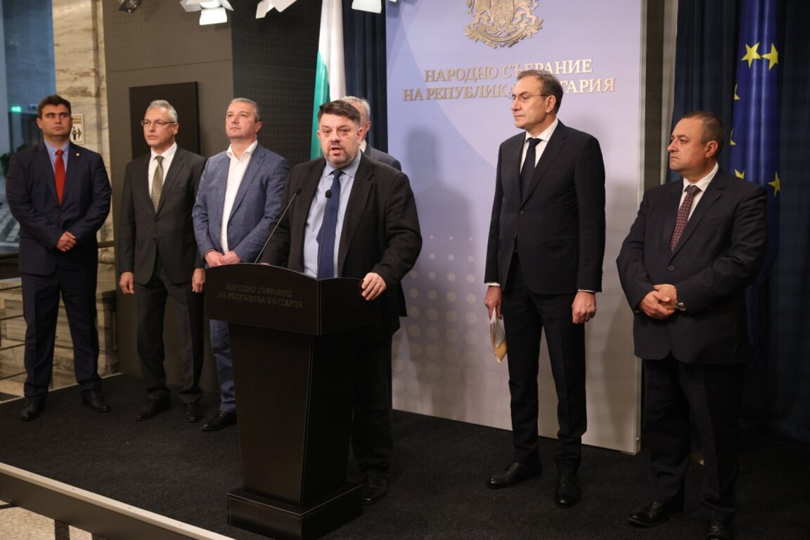 ГЕРБ и БСП говорили за политики, не за съставяне на правителство