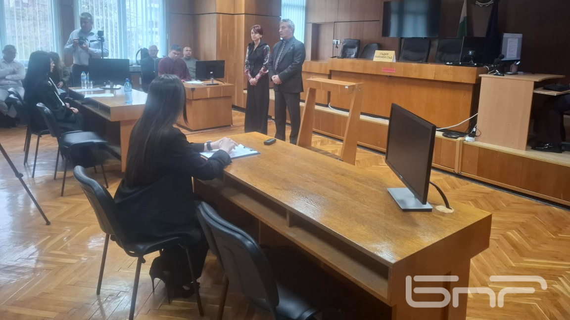 Ученици от Смолян "изиграха" съдебен про...