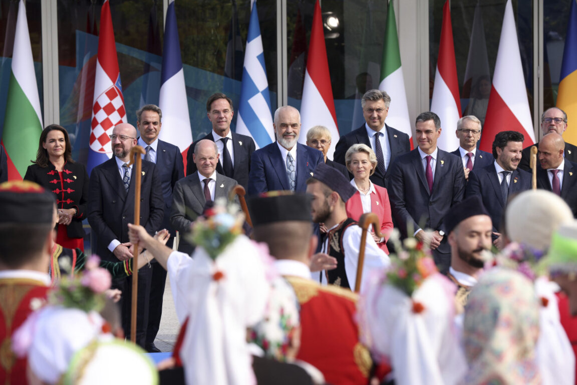 Премиерът на Албания Еди Рама, в средата, и други лидери от ЕС и страните от Западните Балкани гледат изпълнение на местни танцьори след срещата на върха в Тирана, 16 октомври 2023 г.