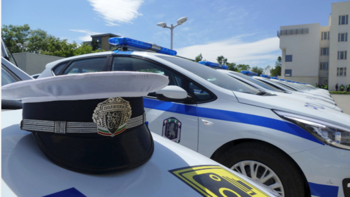 Задържаха участници в телефонна измама...