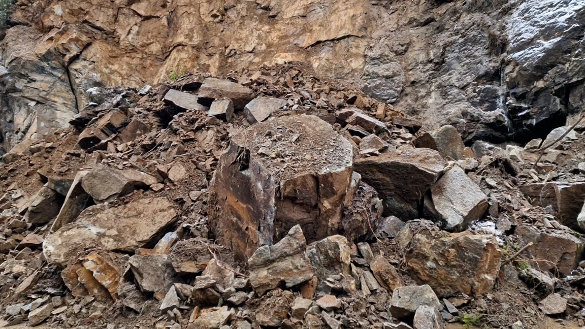 Свлачище затруднява движението по пътя Смолян - Баните