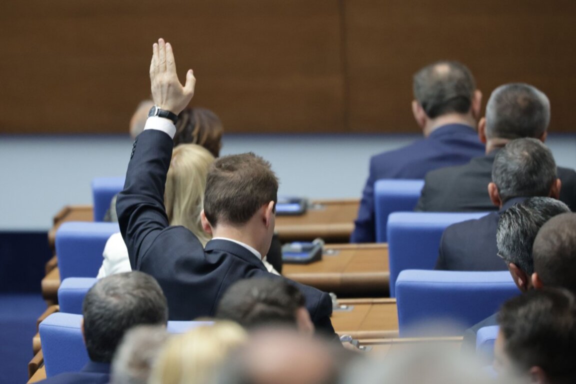 Рая Назарян и Силви Кирилов отново на балотаж за председателския пост в 51-вото НС