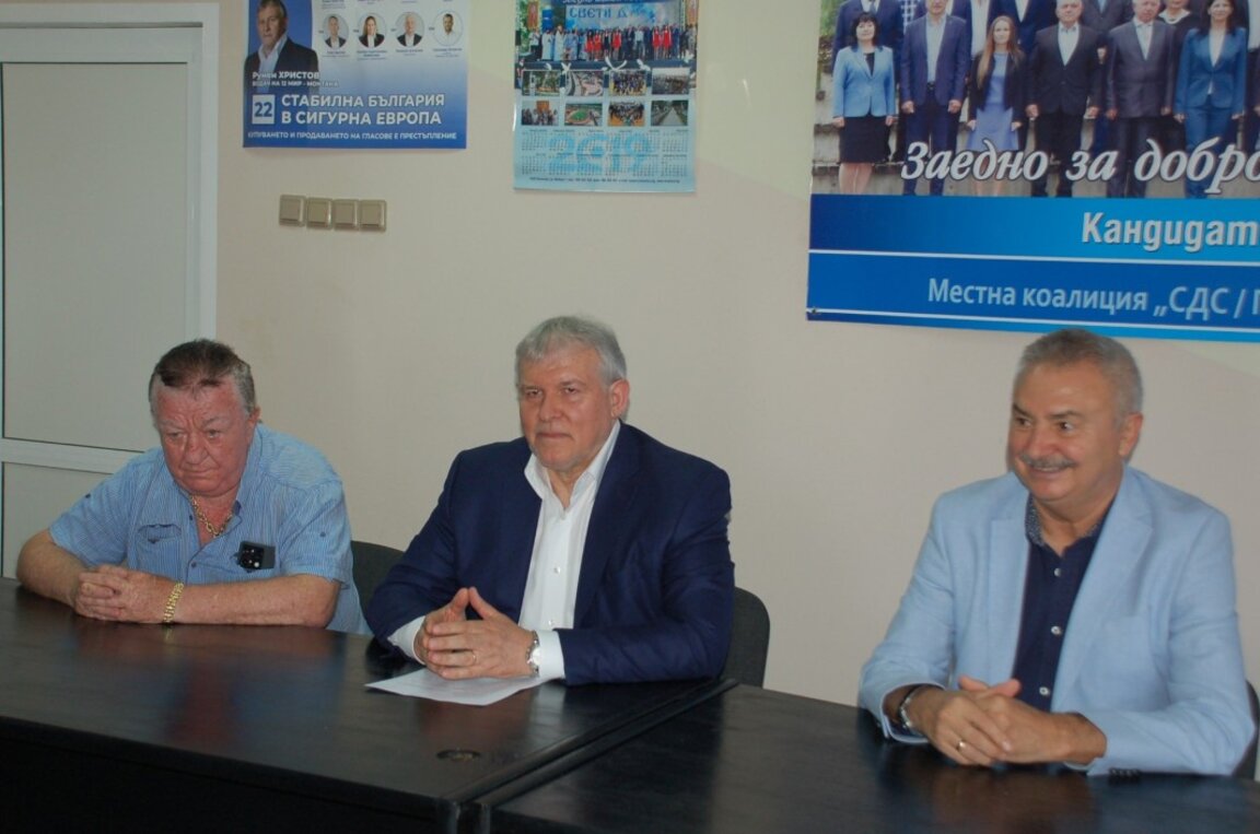 Лидерът на СДС Румен Христов (в средата) заедно кмета Монтана Златко Живков (вдясно)
