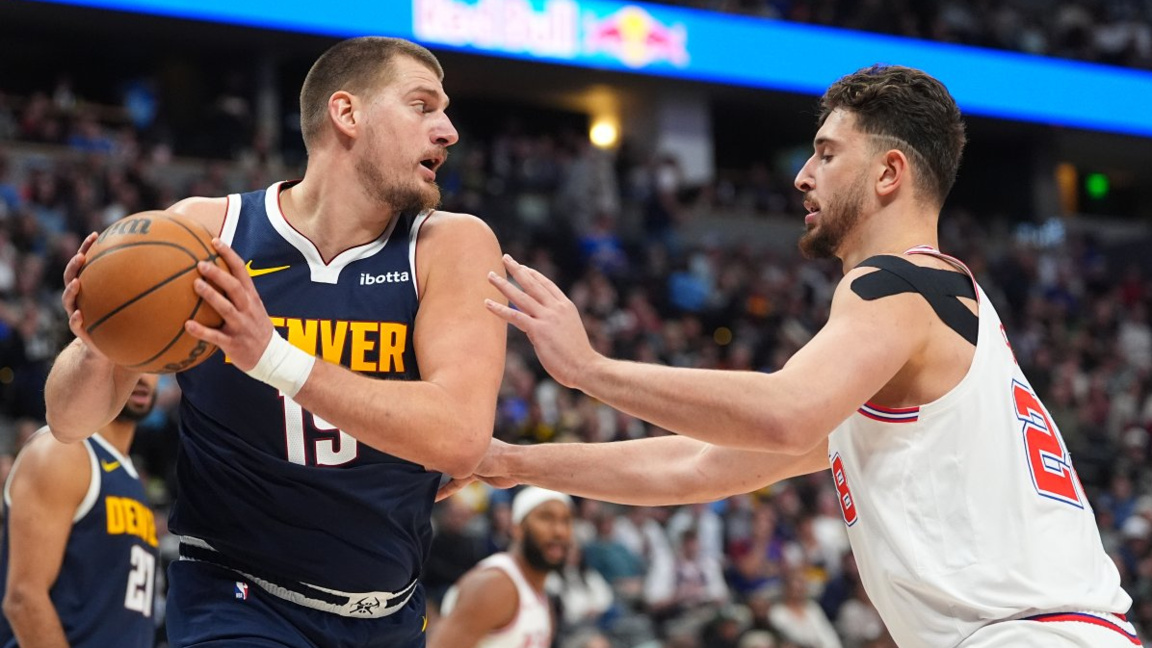 Никола Йокич (с топката) записа 12-и "трипъл-дабъл" за сезона при успеха на Денвър.