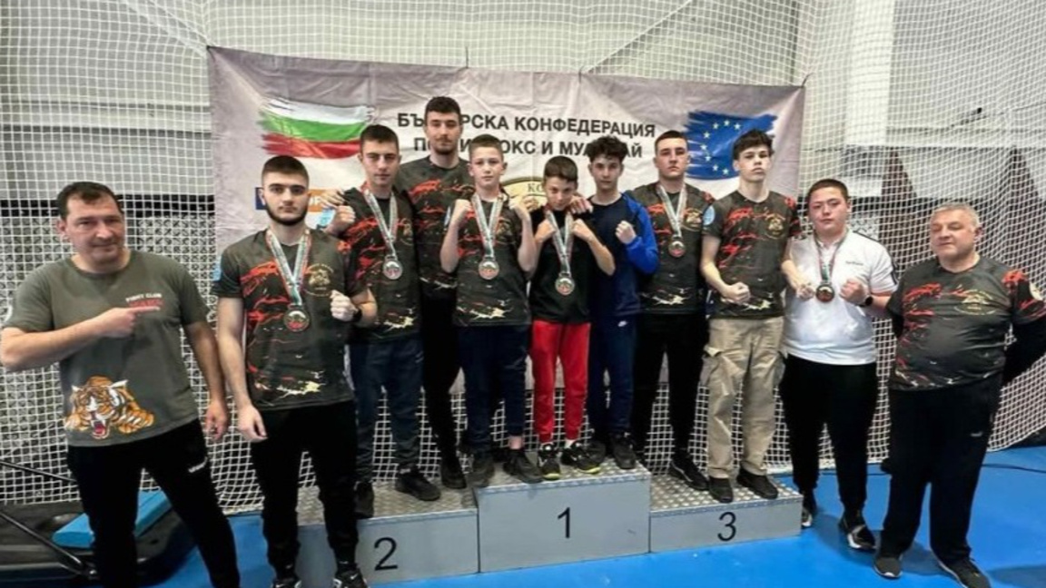 Треньори и състезатели от клуб "Хара"