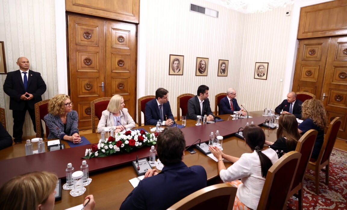 Среща на президента Радев с представителите на ПП-ДБ