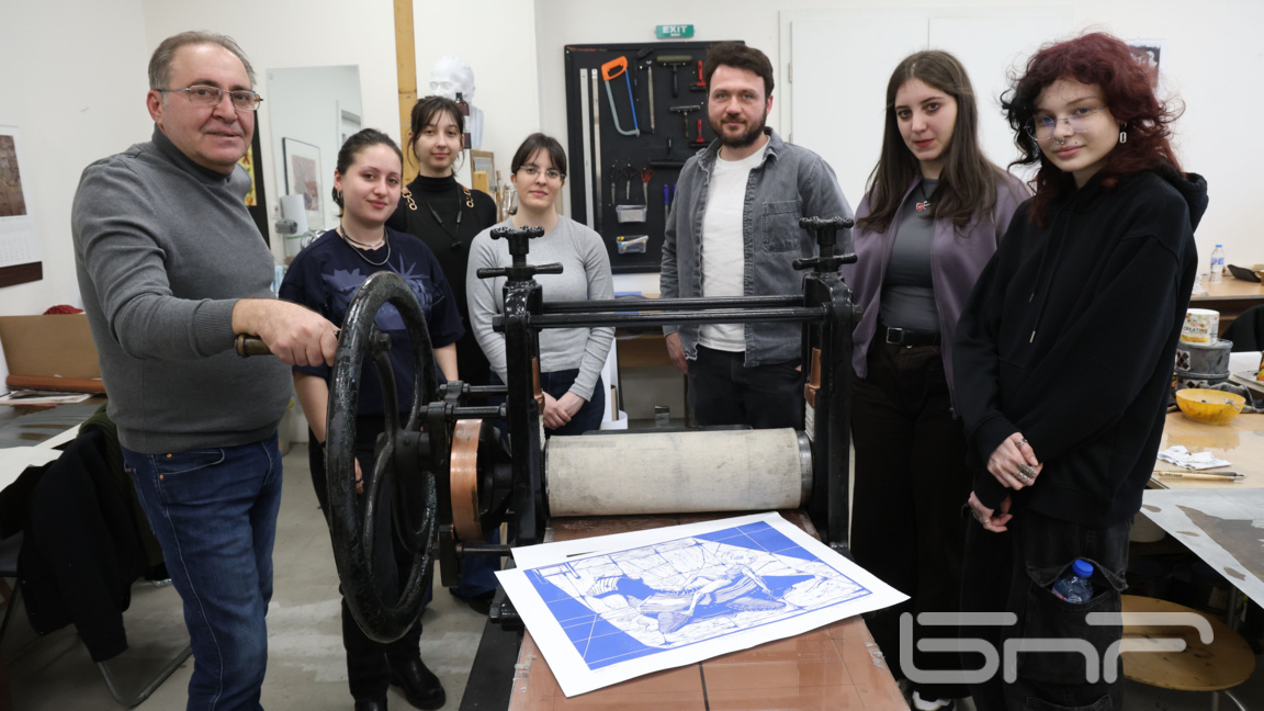 В ателието по графика на НХА...