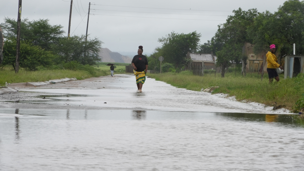 Наводнен път в Нкомази, провинция Мпумаланга, Южна Африка, 16 януари 2026 г.