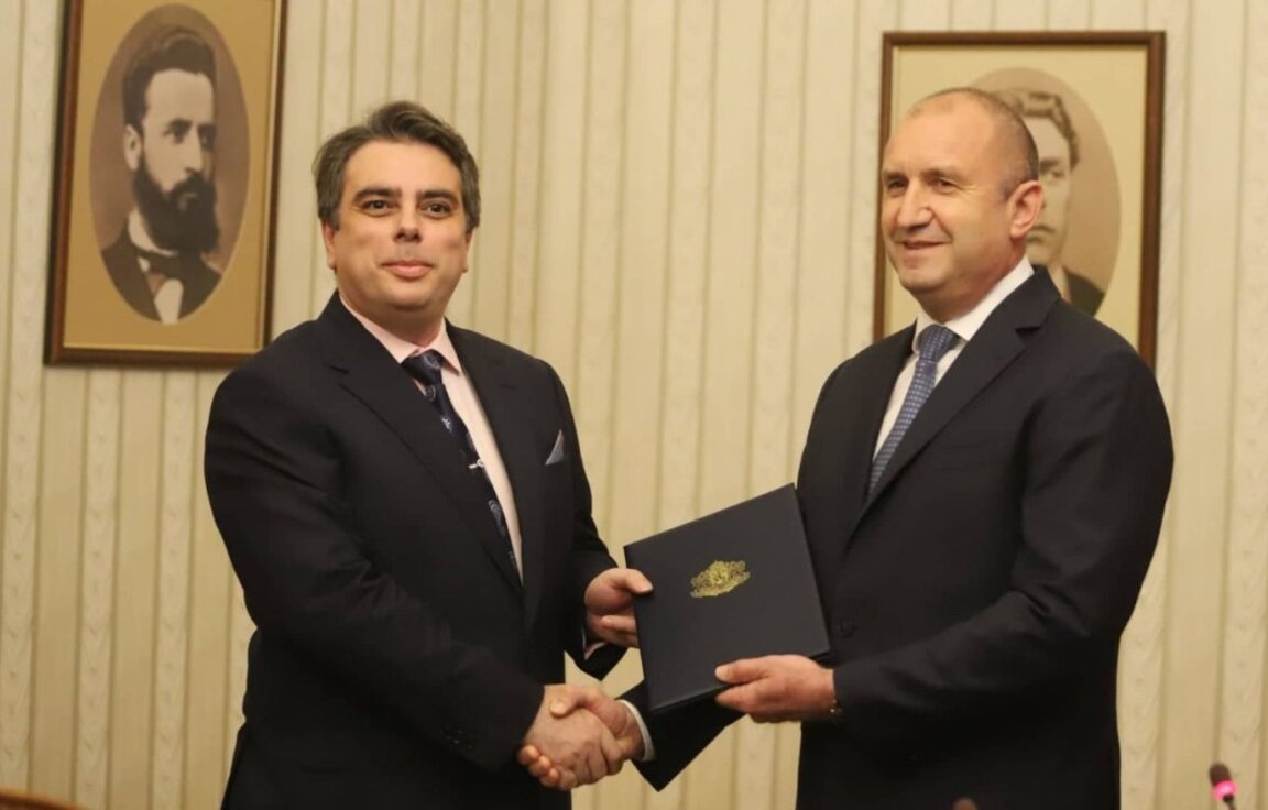 Румен Радев и Асен Василев - архивна снимка