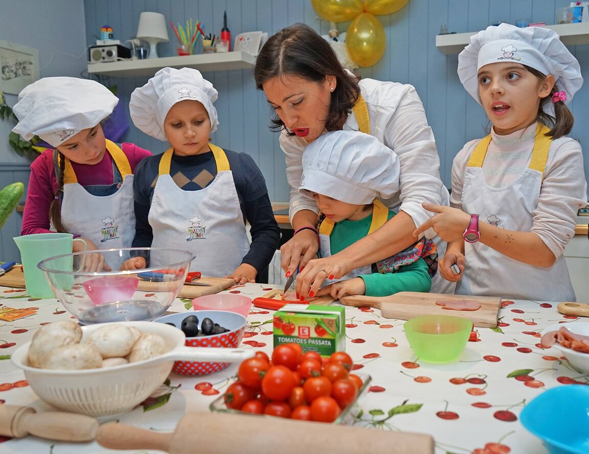 Родители готвят с деца