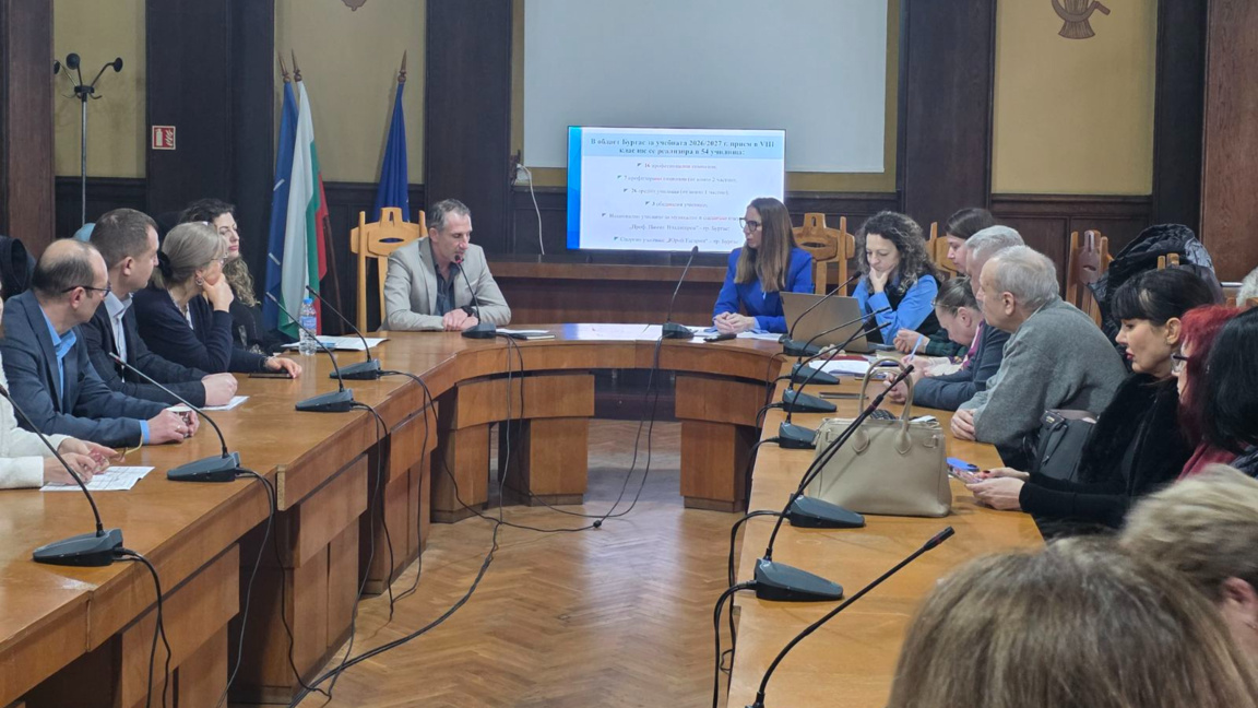 Област Бургас утвърди план-приема в учил...