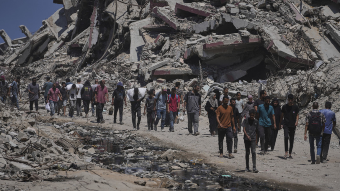 Палестинци носят хуманитарна помощ в Газа